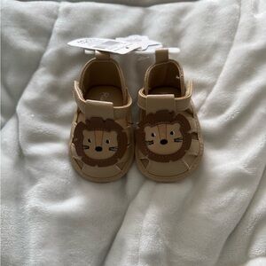 Rising Star Lion-Themed baby Sandal. 3-6m. BNWT. Smoke free
